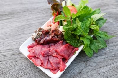 Plato de carne y vegetales para perros